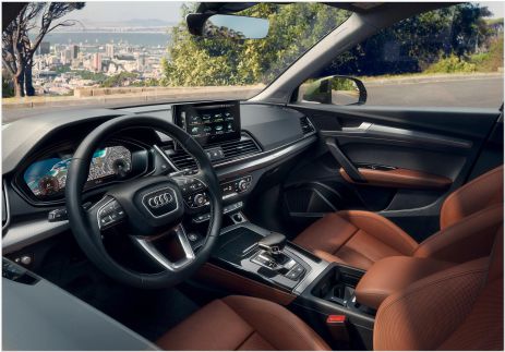 Das Interieur des neuen Audi Q5 mit Cockpit und Ledersitzen.